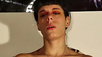 ¿Por qué esta chica 18+ estornuda mocos gigantes en fetiche HD?