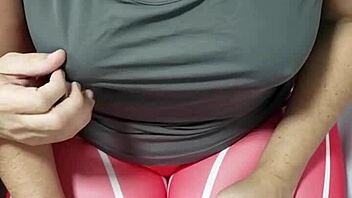 Coroa gordinha gostosa bucetuda traindo marido corno assistindo na webcam