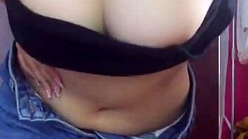 This Vietnamese girl puts on a casual show.