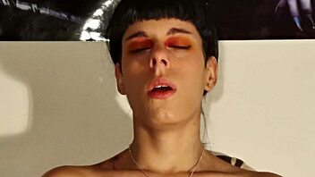 ¿Por qué esta chica 18+ estornuda mocos gigantes en fetiche HD?