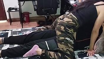 Mi padrastro me folla bien rico con su monster cock antes de la universidad! 🍆💦