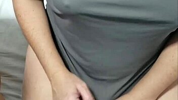 Coroa gordinha gostosa bucetuda traindo marido corno assistindo na webcam