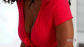 peeking at curvy ebony milf's big ass buns 😏🍑