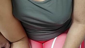 Coroa gordinha gostosa bucetuda traindo marido corno assistindo na webcam