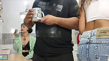 Dei Gostoso Para O Meu Vizinho Enquanto A Mulher Dele Lava A Roupa!