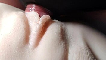 نيك كسها المحلوق الضيق ده رهيب عن قرب جداً