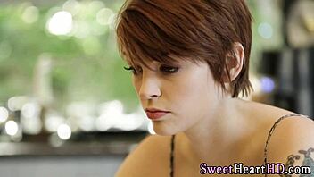 Teen lesbian eagerly licks and fingers mature cougar's wet box