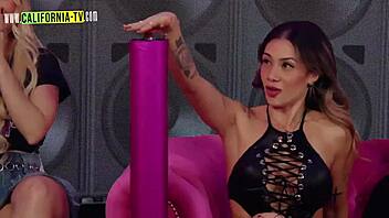 Lesbicas Se Aventuram Nuas Em Lugares Paradisiacos No Brasil