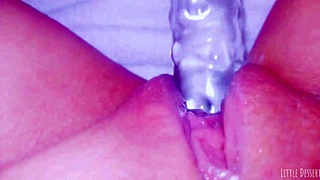 ¿Universitaria curiosa chorrea brutal con juguete de cristal mirándolo?