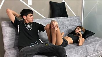 mi hermanastra habla por celular y yo la seduzco para follarla