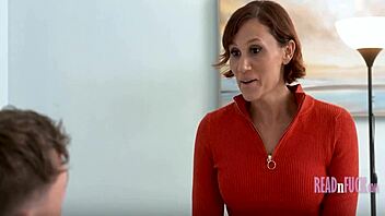 Мачеха направляет запретный трах с молодой 18+ брюнеткой в тизе с держанием за руку