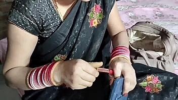 Suggestive Indian Bride Pisses in Black Saree