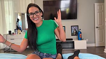 Nerdy babe Jade Green tempts Teddy Tarantino for porn tryout