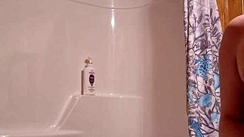 hey guys new vid i'm stripping down for hot shower play now