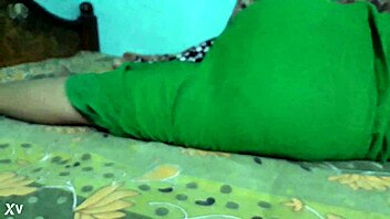 desi aunty bends over flashing juicy homemade ass