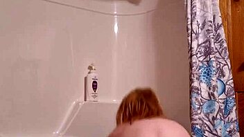 hey guys new vid i'm stripping down for hot shower play now