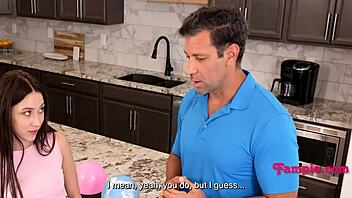 Beau-papa, ferme-la et bouffe ma petite chatte de teen maintenant