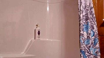 hey guys new vid i'm stripping down for hot shower play now