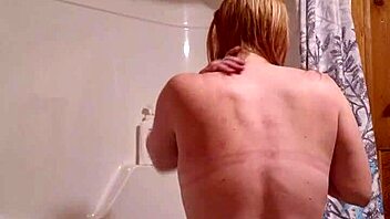 hey guys new vid i'm stripping down for hot shower play now