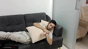 joven cachonda chupa verga pone coño en boca pa' mamarla