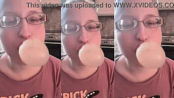 asmr huge bubble gum popping 😍🍬💦