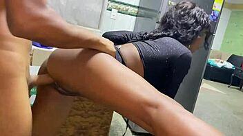 ¡Mira cómo me follo el coño de esta madrastra latina hardcore!