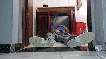 Cheating wife skips panties for plumber's monster cock