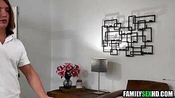 Затъмнена милф чукана жестоко от група