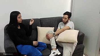 joven cachonda chupa verga pone coño en boca pa' mamarla