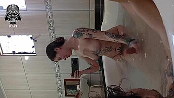 Come eat me in the hot bathtub now!