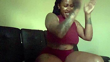 sexy thick ebony vixen shakes huge ass live on cam