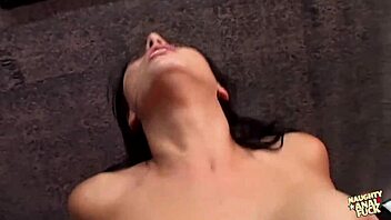 Foxy Babe nimmt Sperma in den Mund nach Doggy Arschfick