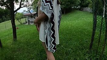 i strip outdoors showing wet pussy cameltoe and pretty legs barefoot