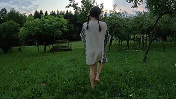 i strip outdoors showing wet pussy cameltoe and pretty legs barefoot