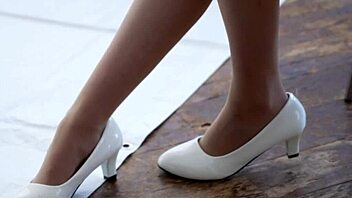 WOW!! FIRST-TIME HOUSEWIFE AYA CHITOSE SQUIRTS FROM MUFF DIVING!!