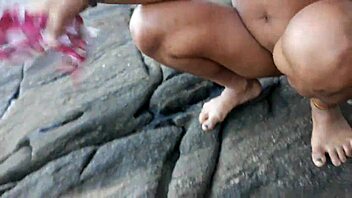 caught paty bumbum melissa arlequina peeing hot on beach?