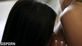 ¡Ey rubia, quieres lamer el coño mojado de la morena al aire libre?