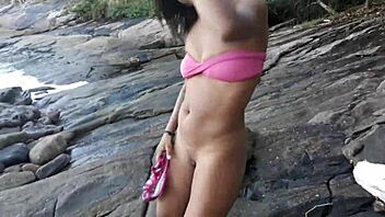 caught paty bumbum melissa arlequina peeing hot on beach?