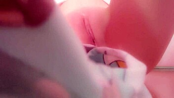 Chudá latina 18+ masíruje tuhou panenskou pičkou solo