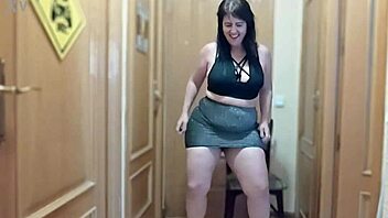 Milf babe dances seductively shaking big ass 😍🍑