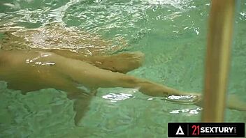 CANDIE LICIOUS LOVES DOUBLE PENETRATION IN BOTH HOLES!