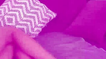 هوني جي اليابانية البرازيلية النحيفة تمد طيزها بستة أزبار كبيرة تبول DAP