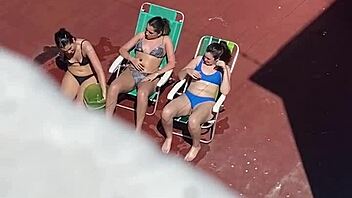 ¡Vecinas Argentinas Tomando Sol En Terraza Voyeur Parte 2!