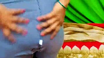 Secret bedroom video of Indian babe changing saree