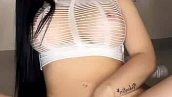 Latina con grandes tetas y clítoris masturbándose con dildo hasta el orgasmo