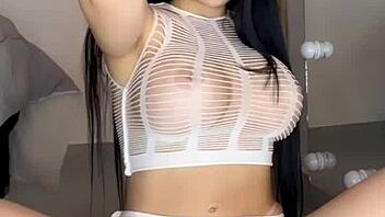 Latina con grandes tetas y clítoris masturbándose con dildo hasta el orgasmo