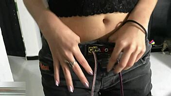 Mi hermanastro me masajea rico hasta ponerme cachonda y follar duro