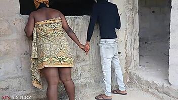 Großer Arsch Ebony verlangt harten Fick im Gebäude