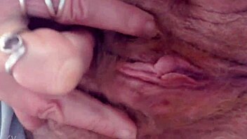 Meine behaarte Muschi ohne Slip Upskirt-Tease