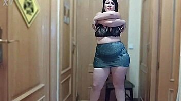 Milf babe dances seductively shaking big ass 😍🍑